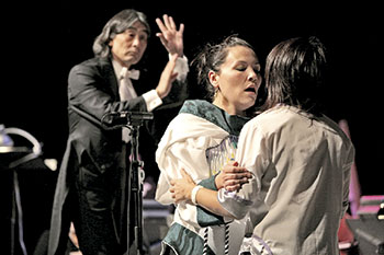 Kent Nagano, conductor of the Montreal Symphony Orchestra, with throat singers Taqralik Patridge and Evie Mark, at a fall 2008 performance in Nunavik. (FILE PHOTO)