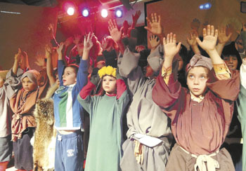 The entire cast waves along with “Fier et Droit,” (Proud and  true), the rallying song for the production, and the Ecole des Trois-Soleils’ anthem for the finale of “L’Echo d’un people.”
