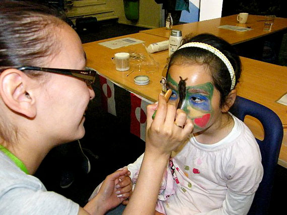 Kids had their faces painted as part of the “Sharing Skills” workshop at last week’s Inuit Circumpolar Council meeting in Nuuk. (PHOTO BY VICTORIA SIMIGAQ)