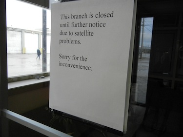 This sign was posted Oct. 6 on to the door of the Royal Bank of Canada in Cambridge Bay which remained closed throughout the day. (PHOTO BY JANE GEORGE)