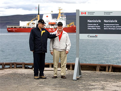 Prime Minister Stephen Harper announces the future creation of Canadian Forces facilities at Nanisivik in 2007. (PHOTO COURTESY OF THE PMO) 