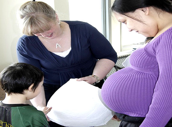 Cambridge Bay Nunavut Arctic College midwifery student Heather Omilgoitok shows Tammy Omilgoitok a plaster cast of her belly molded this weekend — belly casting was among the activities during a prenatal class, offered by NAC midwifery and maternity care students for pregnant women in Cambridge Bay. The pregnancy belly cast, which captures the transformation a woman undergoes during pregnancy, can be decorated as a unique pregnancy keepsake.  (PHOTO BY RED SUN PRODUCTIONS)