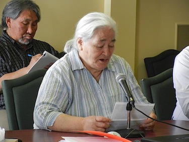 Elasuk Pauyungie of Nunavik's elders committee takes to councillors at the Kativik Regional Government council meeting in Puvirnituq. (PHOTO BY JANE GEORGE)