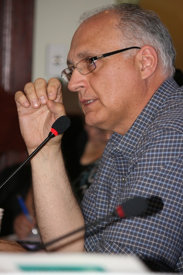 Nunavummi Nangminiqaqtnuik Ikajuuti Secretariat executive coordinator Ron Dewar speaks June 26 at the Inuit small business roundtable, organized by Nunavut Tunngavik Inc. at Iqaluit's Arctic Hotel. (PHOTO BY DAVID MURPHY)