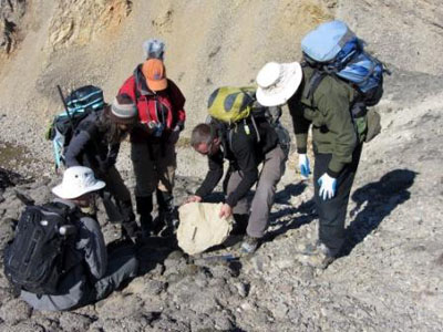 The  crew with a rock displaying shatter cones at varying orientations. (PHOTO COURTESY UWO CENTRE FOR PLANETARY SCIENCE AND EXPLORATION)