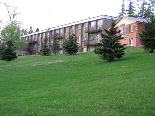 A view of residences at the W. Ross MacDonald School for the Blind in Brantford, Ont. Nunavut Tunngavik Inc. wrote to Ontario premier Dalton McGuinty Nov. 13, urging him to call a public inquiry into the treatment of a disabled Inuit boy who suffered severe burns in 2010 while receiving care at the school. (IMAGE FROM GOOGLE EARTH)