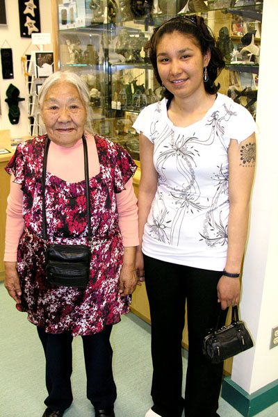 Kenojuak Ashevak and her granddaughter, Suzie Ashevak, at the Iqaluit museum in June 2009, attending the opening of a big exhibition of her work. (FILE PHOTO)