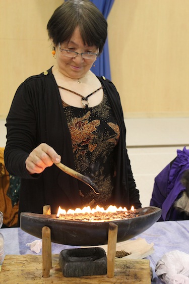 Minnie Etidloie of Kangiqsujuaq tends the qulliq at the Arnaliat Nipingit conference in Quaqtaq. (PHOTO COURTESY OF SATURVIIT)