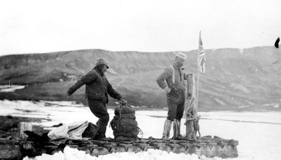 Robert Janes travelling with an Inuk. (HARPER COLLECTION)