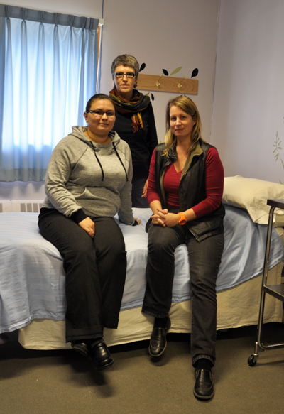 Marilyn Mesher, left, with Tulattavik’s head of youth and family services Luce Lepage, centre and midwife Marie-Josée Gagnon at the centre’s birthing room. (PHOTO BY SARAH ROGERS)
