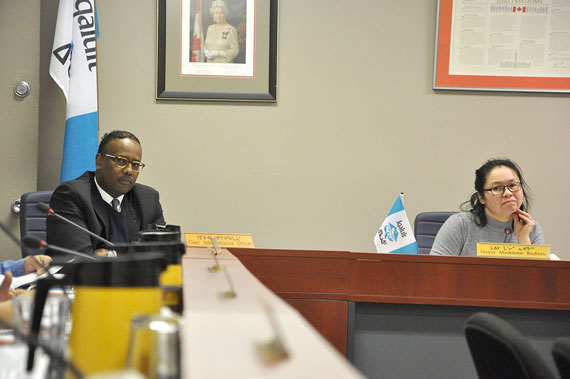 Muhamud Hassan, Iqaluit's chief administrative officer, and Iqaluit Mayor Madeleine Redfern at the Nov. 24 meeting of Iqaluit City Council. (PHOTO BY THOMAS ROHNER)