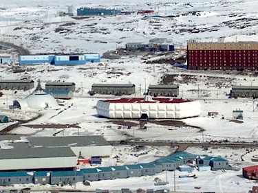 A parents committee says many students at Nakasuk elementary school in Iqaluit — the large white building in the centre of this photo — suffer from food insecurity. (PHOTO FROM YOUCARING.COM)
