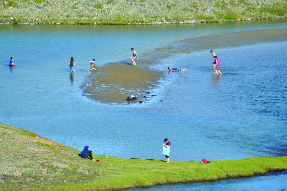 After a mostly rainy month of July, dozens of Iqalungmiut enjoy the sunny weather Aug. 2 in the Road to Nowhere area. Temperatures reached 16.7 degrees Celsuis Aug. 2, according to Environment Canada. The thermometer is expected to reach similar heights Aug. 3, and there's nothing but sunny skies in Environment Canada's long-range forecast for Nunavut's capital. (PHOTO BY THOMAS ROHNER)