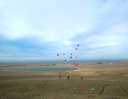 Residents of Resolute Bay release balloons at a 2012 memorial near the plane crash site outside the community. (PHOTO COURTESY OF N. KHERAJ)