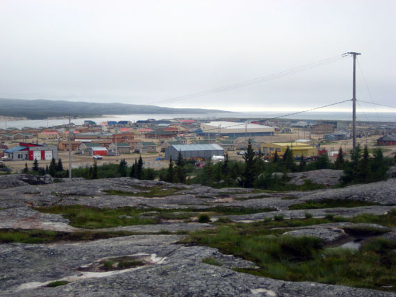 A view over the twin communities of Whapmagoostui-Kuujjuaraapik where Inuit and Cree have cohabited for more than half a century. (PHOTO BY MARIE-HÉLÈNE LAREAULT/WIKICOMMONS)