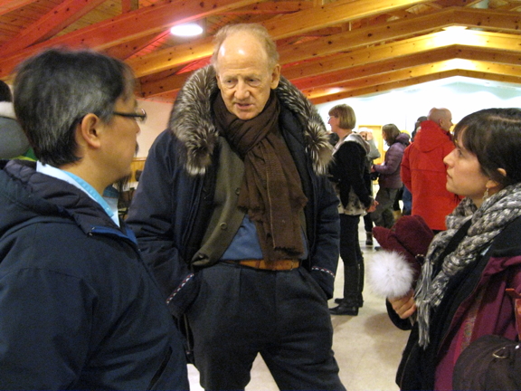 Essayist and novelist John Ralston Saul shares his views on education in the Arctic with Iqalungmiut at a reception after The Walrus Talks presentation in the Nunavut capital, March 25. Saul was one of eight speakers who spoke on how to improve Canada from the perspective of Nunavut and the Canadian Arctic. The event—sponsored by the non-profit Walrus Foundation, which publishes The Walrus, a national politics and public interest magazine—came to Iqaluit as part of a speaker series that invites a mix of youth leaders and Order of Canada recipients to speak at 13 major cities in the country’s 13 provinces and territories. See story later, on Nunatsiaqonline.ca. (PHOTO BY PETER VARGA)