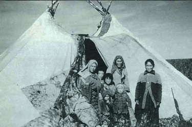 Women and children at Ennadai Lake, 1955. The three women (left to right) are Mary Anowtalik, Elizabeth Nutaraluk, and Ookanak. The child on the right could be Tom Owlajoot. (PHOTO BY GEERT VAN STEENHOVEN)